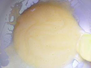 将主料中的蛋黄加水、玉米油，用手动打蛋器搅打到颜色变浅，体积变大。油脂的完全乳化有利于蛋糕体均匀膨胀