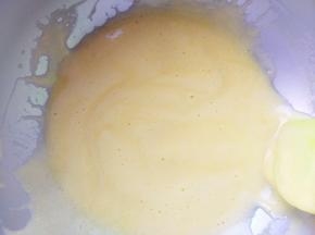 将主料中的蛋黄加水、玉米油，用手动打蛋器搅打到颜色变浅，体积变大。油脂的完全乳化有利于蛋糕体均匀膨胀