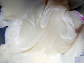 分三次与蛋黄糊混合均匀