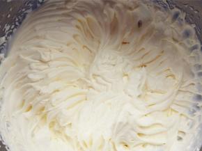 趁蛋糕晾凉的时候，将冷藏的淡奶油加细砂糖，打发到花纹明显的裱花状态