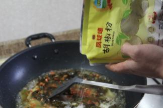 再加入1勺白胡椒粉