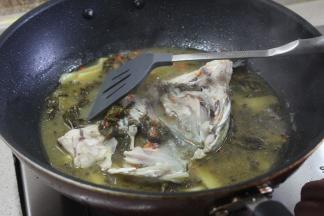 先大火煮开再转小火煮5-6分钟，如果水不够没有淹住鱼头，在煮2-3分钟后将鱼头翻面再煮