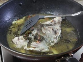 先大火煮开再转小火煮5-6分钟，如果水不够没有淹住鱼头，在煮2-3分钟后将鱼头翻面再煮