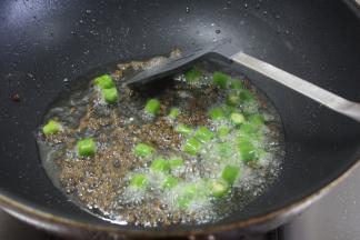 锅里烧油，加入青花椒炒至锅内油的小泡很少时，花椒的香味就炒出来了，然后再加入青椒炒香，然后加入2勺藤椒油