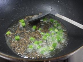 锅里烧油，加入青花椒炒至锅内油的小泡很少时，花椒的香味就炒出来了，然后再加入青椒炒香，然后加入2勺藤椒油