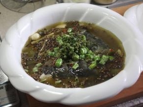 先在盆内放入少许新鲜花椒后， 将刚才炒好的热油淋入即可