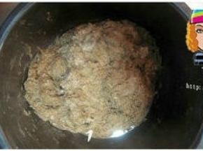 将除核桃、橄榄油外的所有材料混合搅拌成团，盖上保鲜膜放冰箱冷藏30分钟；
   牛奶的量可先加2/3，余下的再视情况添加。不要一下子全部倒入。