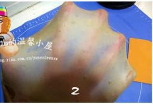 取出面团，倒入橄榄油，将面团揉摔至完成阶段（揉面过程中视面团情况添加剩余的牛奶）；