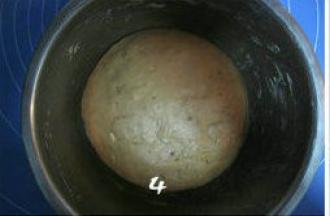 将核桃碎与面团揉匀，尽量不要让核桃露在面团外；