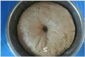 揉好的面团盖上保鲜膜，放温暖处发酵至原体积的2.5倍大（我是晚上揉的面，实在是没精力熬夜做包。就将面团放冰箱冷藏发酵了10小时，取出后回温一小时，再继续下面的步骤）；