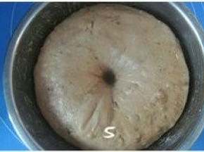 揉好的面团盖上保鲜膜，放温暖处发酵至原体积的2.5倍大（我是晚上揉的面，实在是没精力熬夜做包。就将面团放冰箱冷藏发酵了10小时，取出后回温一小时，再继续下面的步骤）；