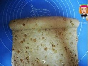 由上至下卷起，捏紧收口；