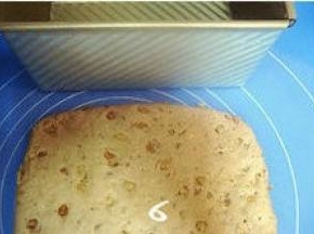 发酵好的面团排气，压扁，擀成与模具等宽的长方形面片；