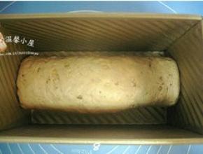 放入吐司模中，套上保鲜袋放温暖处发酵；