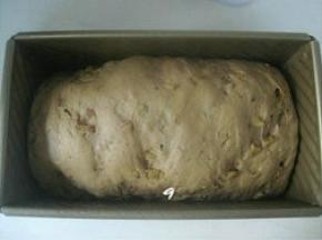 面团发酵至模具近九分满；
 烤箱预热190度，下层，烤35分钟，上色后加盖锡纸。