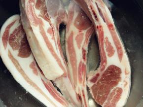 用冷水泡去血水