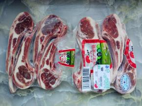 将冷冻的羊排常温或冷藏解冻