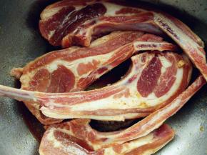 将料酒、一半量的生抽、鸡粉倒入拌匀，用手按摩一下，更容易入味，盖上保鲜膜腌制一小时左右