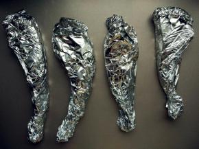 沥净腌汁，放在锡纸上逐个包好，包严