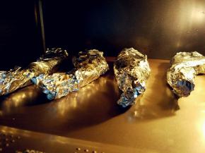 入预热好的烤箱中层，上下火180度烤8分钟左右