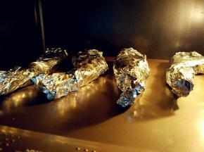 入预热好的烤箱中层，上下火180度烤8分钟左右