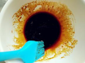 黑糖加蜂蜜和生抽调匀。黑糖和生抽可以用老抽代替