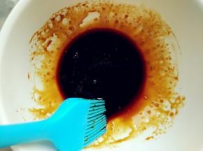 黑糖加蜂蜜和生抽调匀。黑糖和生抽可以用老抽代替