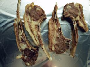 烤好的羊排取出，打开锡纸，倒掉汤汁，重新摆好