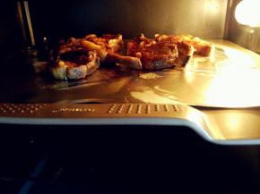 入烤箱上层，单开上火200度烤3分钟后，翻面再刷一遍酱汁，再烤3分钟即可