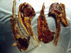 将第6步调的酱汁用刷子刷在羊排上，表面再撒少许孜然，喜欢吃辣的也可以撒少许辣椒粉