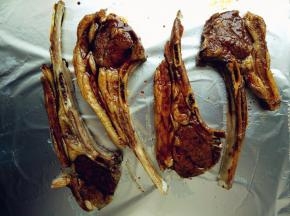 将第6步调的酱汁用刷子刷在羊排上，表面再撒少许孜然，喜欢吃辣的也可以撒少许辣椒粉