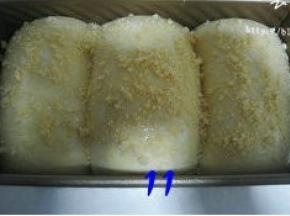 面团发酵至九分满，表面刷蛋液，撒上酥松粒；