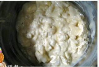 发酵好的中种面团撕成小块，与主面团除黄油外的材料混合，套上保鲜袋放冰箱冷藏30分钟；