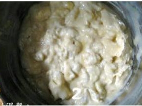 发酵好的中种面团撕成小块，与主面团除黄油外的材料混合，套上保鲜袋放冰箱冷藏30分钟；