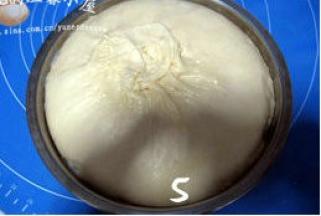 面团发酵至原体积2.5倍大；