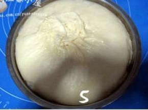 面团发酵至原体积2.5倍大；