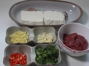 首先将姜、蒜、小米椒、香菜切成粒，牛肉切片备用，牛肉选用牛里脊或者牛霖