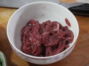 接着加点淀粉再搅拌匀后腌制一会，加淀粉是为了最后上浆，淀粉需根据牛肉的干湿度来加，牛肉摸起来滑嫩就表示淀粉量足够了。