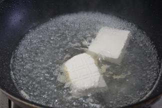 将水烧开后，把内脂豆腐轻轻滑下去，加一点盐让豆腐有底味
