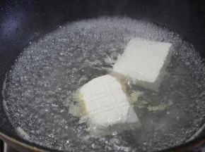 将水烧开后，把内脂豆腐轻轻滑下去，加一点盐让豆腐有底味