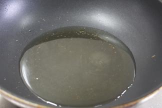 锅里下油烧至4-5成油温