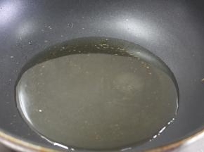 锅里下油烧至4-5成油温