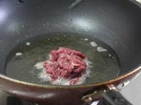 将腌制好的牛肉滑熟（不用炒）后捞起
