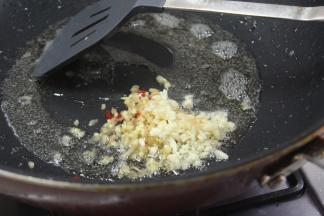 锅底入油，油热之后下姜蒜米