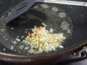 锅底入油，油热之后下姜蒜米