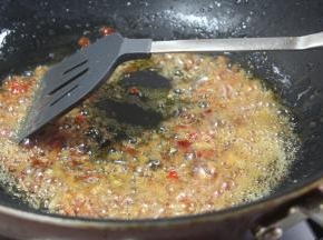 炒出香味后