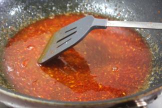 加入适量水调入鸡精、味精