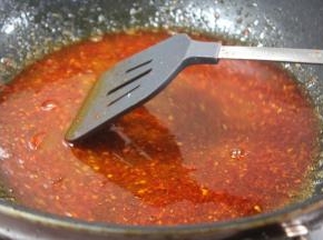 加入适量水调入鸡精、味精