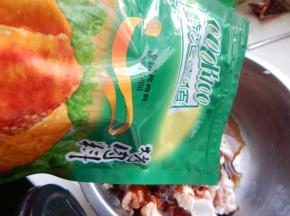 在加入孜然腌肉料