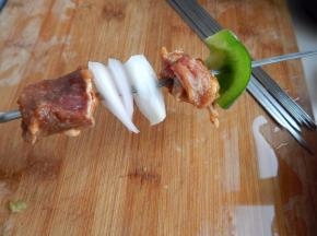 腌好的羊肉串好